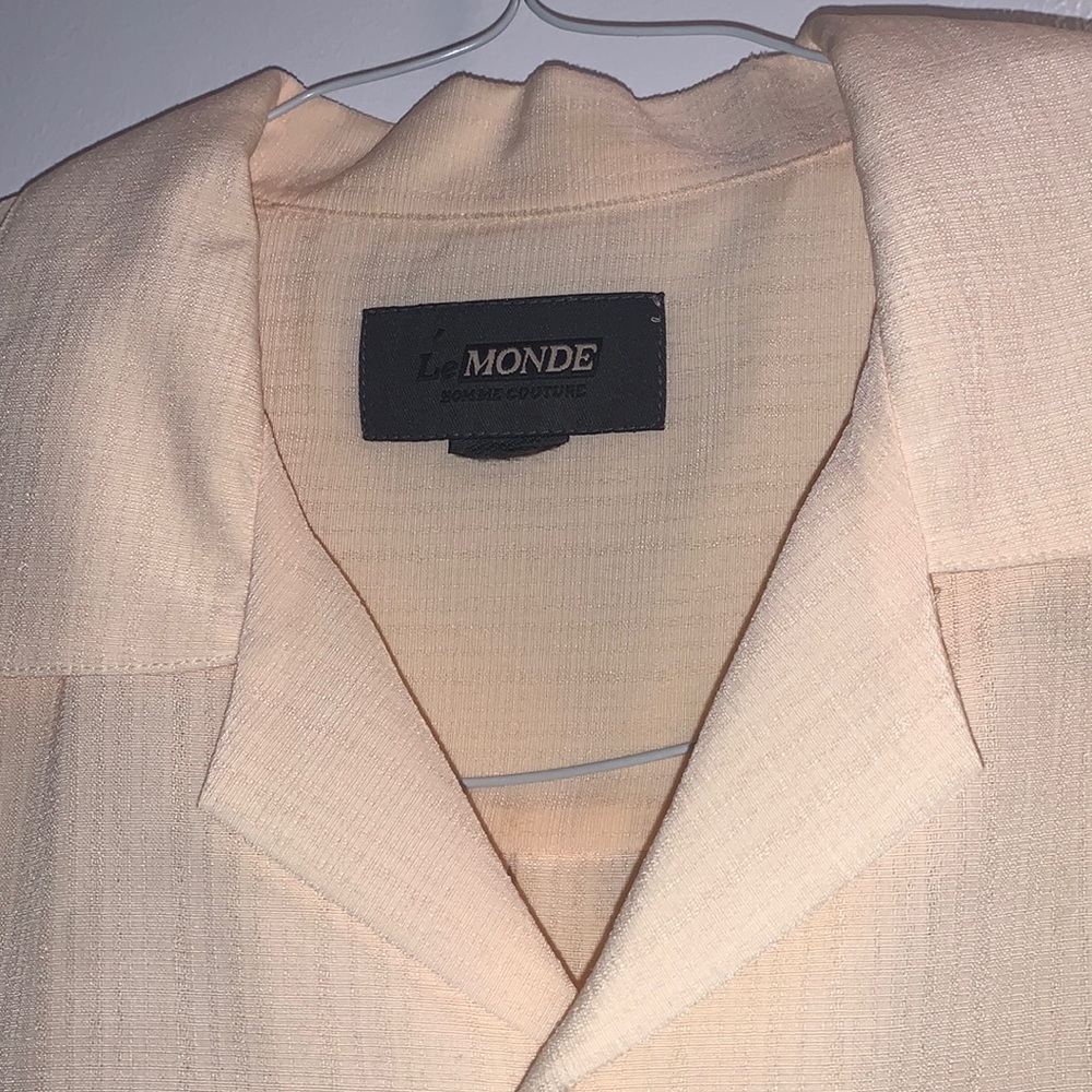 Le monde button up